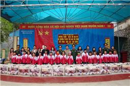 Sư đoàn 346: Tặng chăn ấm cho học sinh vùng cao huyện Bảo Lạc, tỉnh Cao Bằng